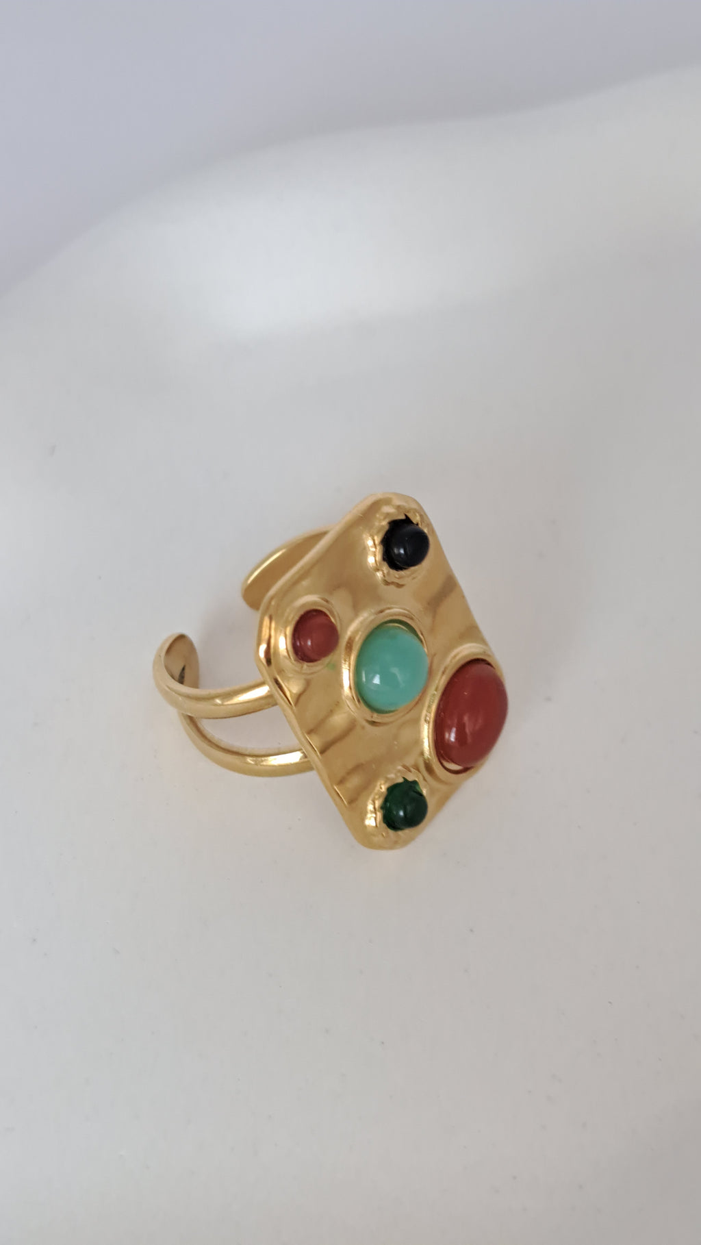 Anillo en acero dorado con incrustaciones