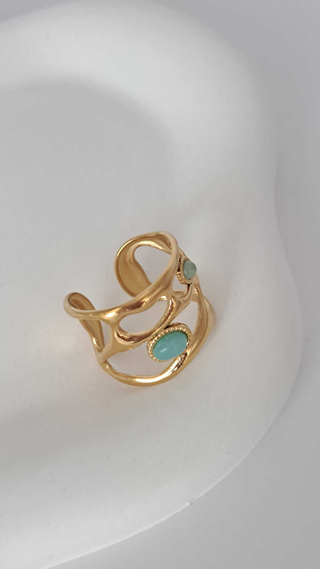 Anillo ajustable en acero con baño dorado y piedras