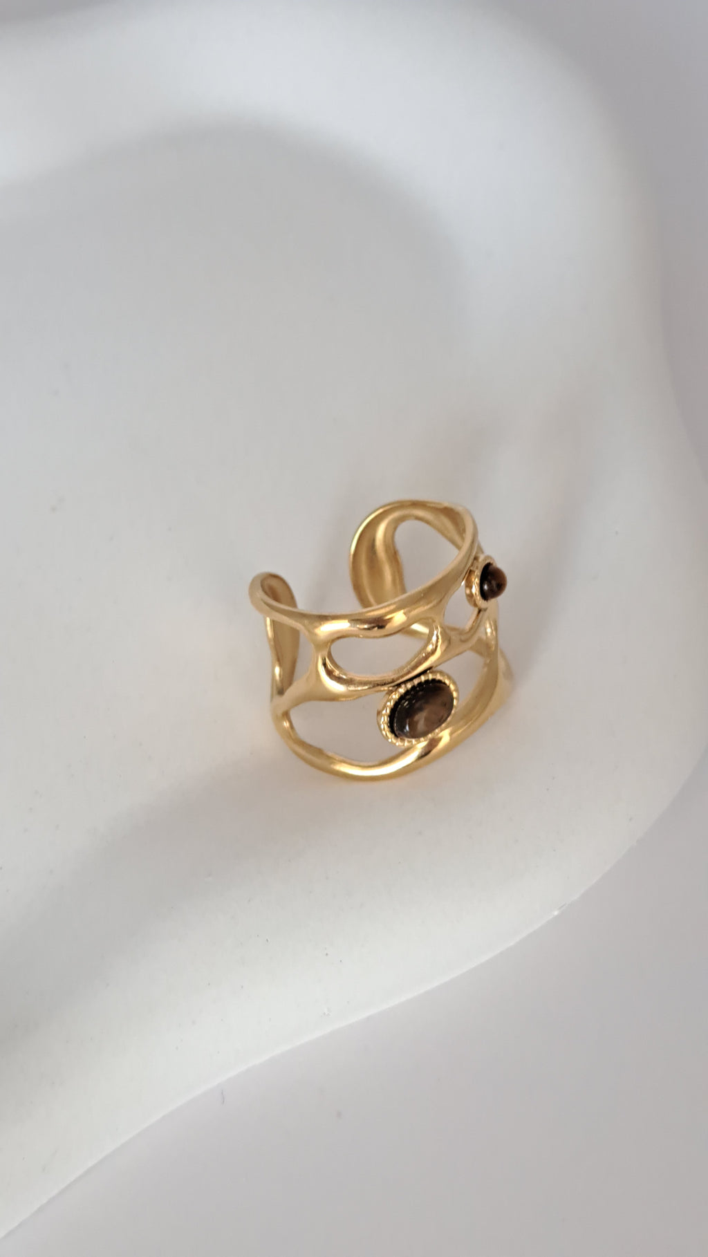 Anillo ajustable en acero con baño dorado y piedras