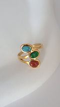Anillo de acero dorado con tres piedras naturales