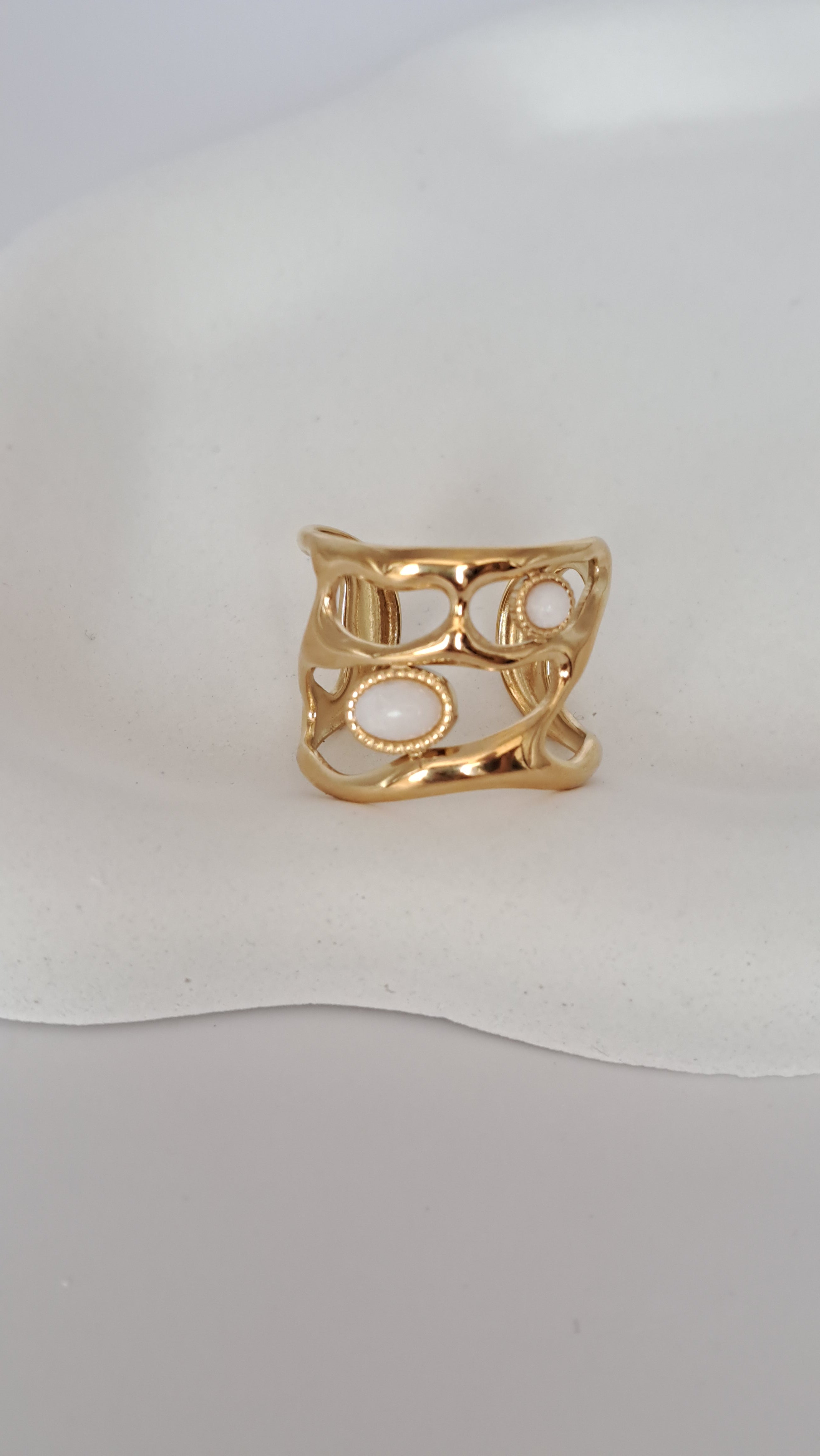 Anillo ajustable en acero con baño dorado y piedras