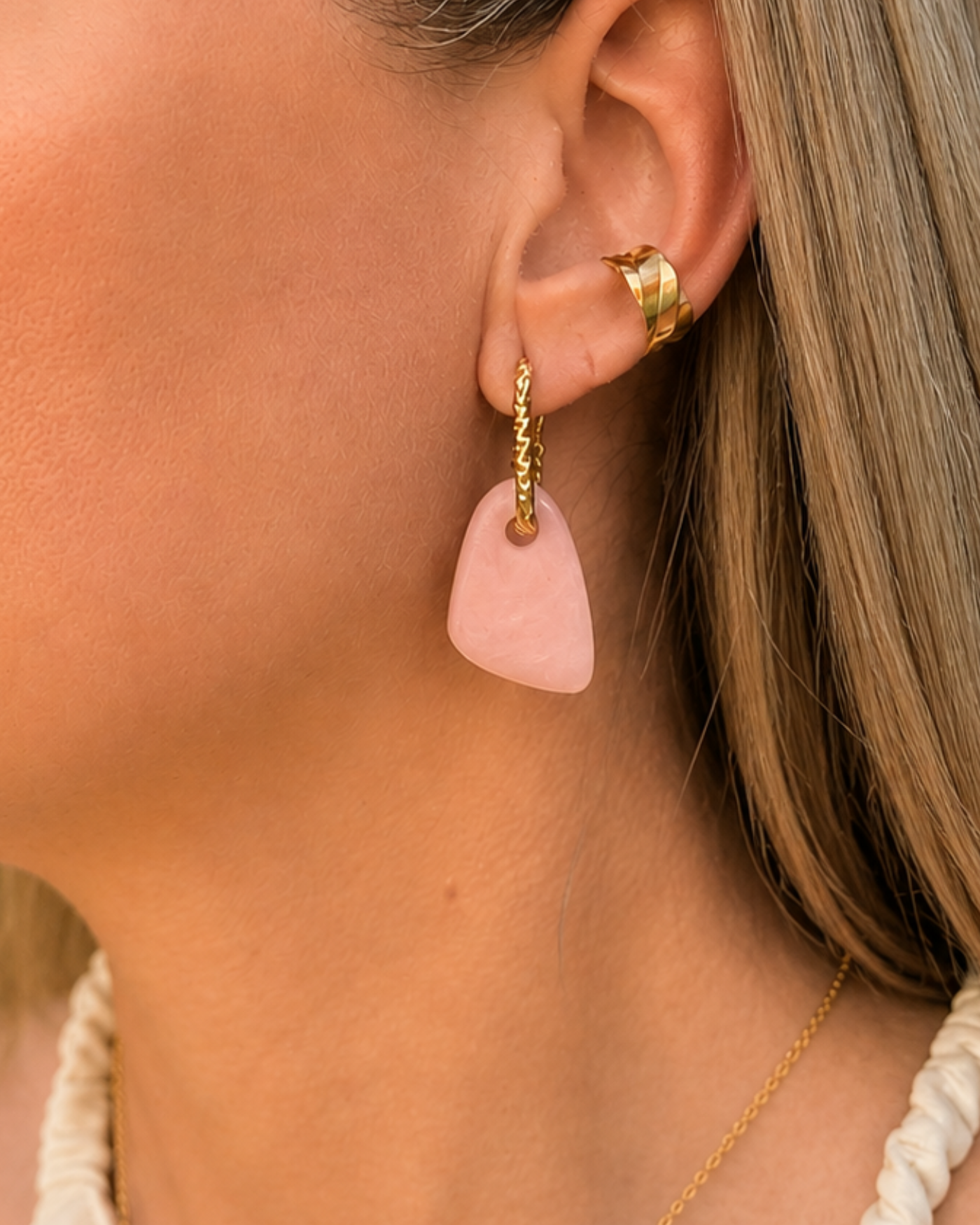 Pendientes de aro cuadrado facetado de acero y leaf charm