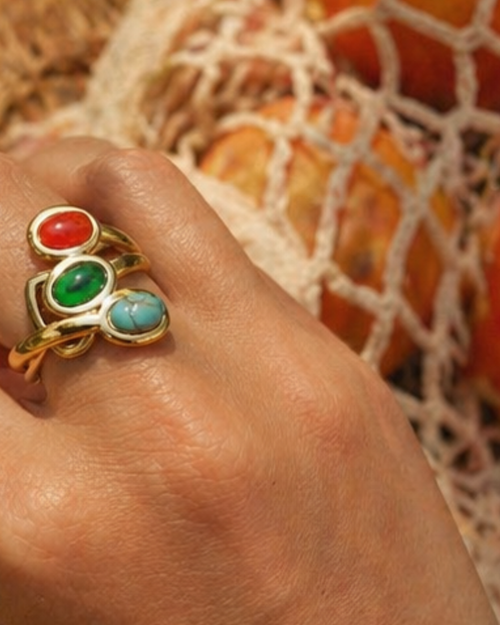 Anillo de acero dorado con tres piedras naturales