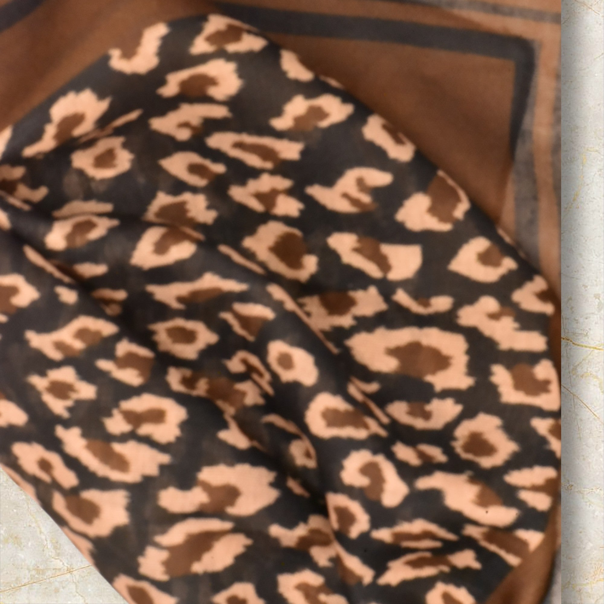 Ixe&Me I Pañuelo estampado animal print marrón y negro