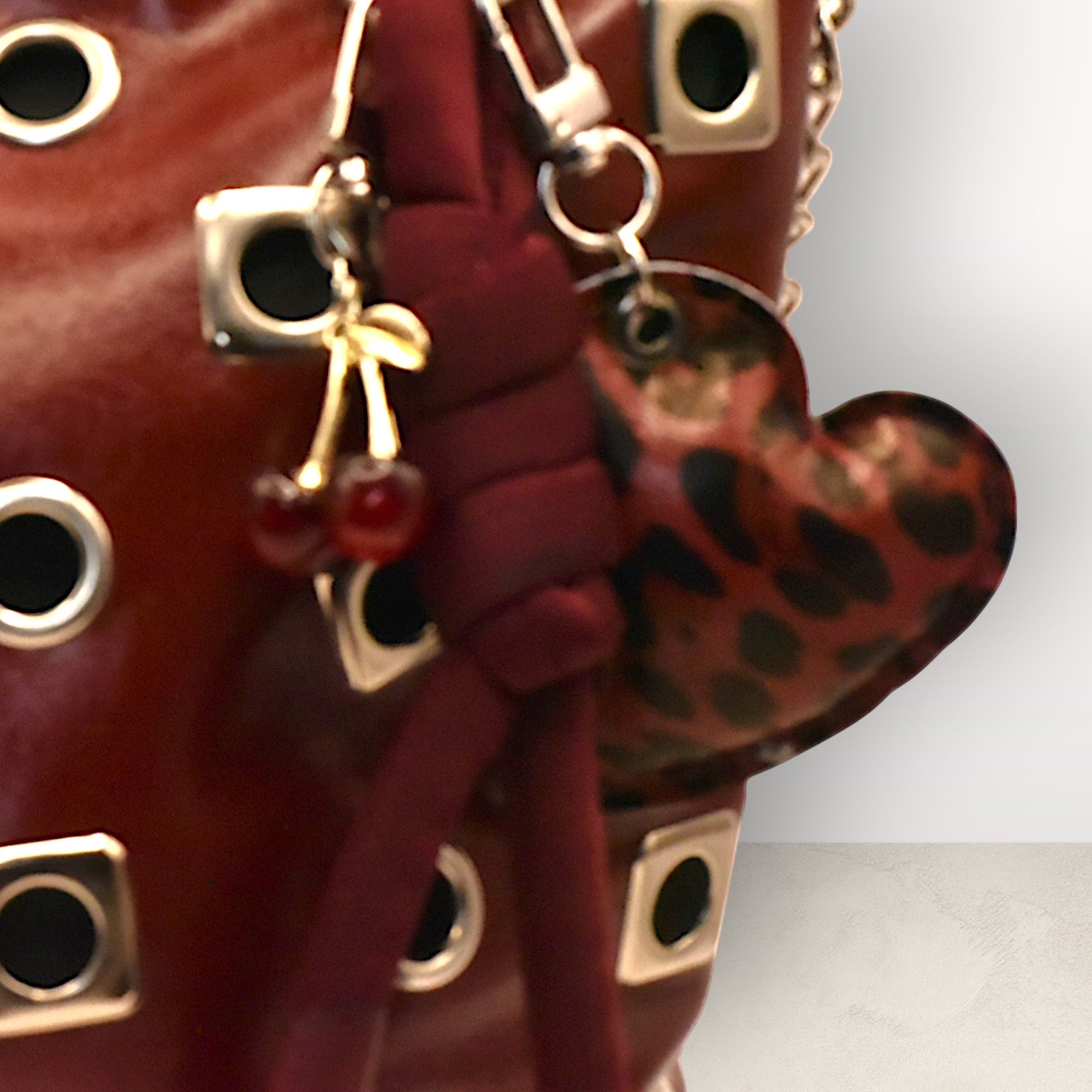 Ixe&Me I Sophia bolso burdeos bucket con hoyados y charms corazón, nudo y cereza