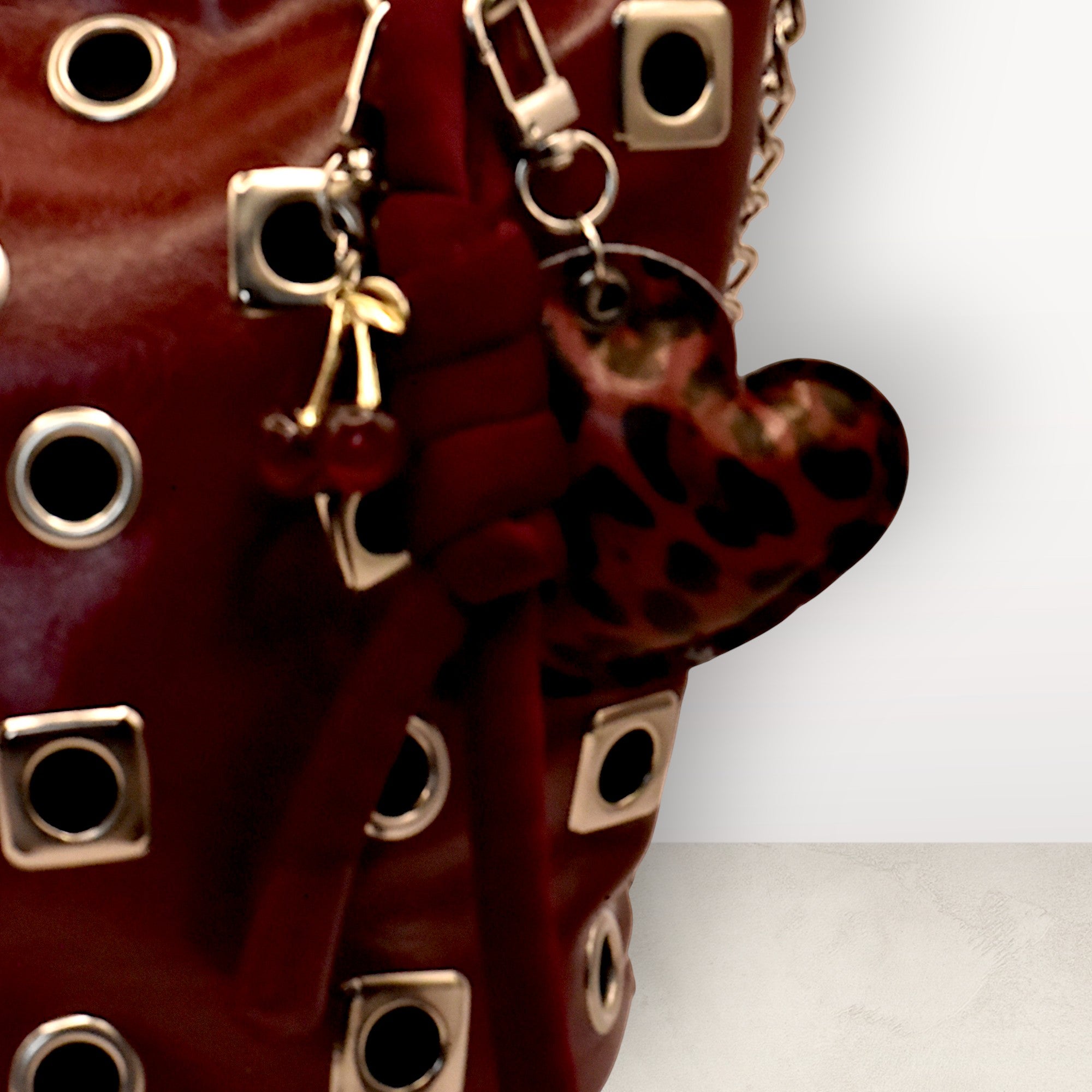 Ixe&Me I Sophia bolso burdeos bucket con hoyados y charms corazón, nudo y cereza