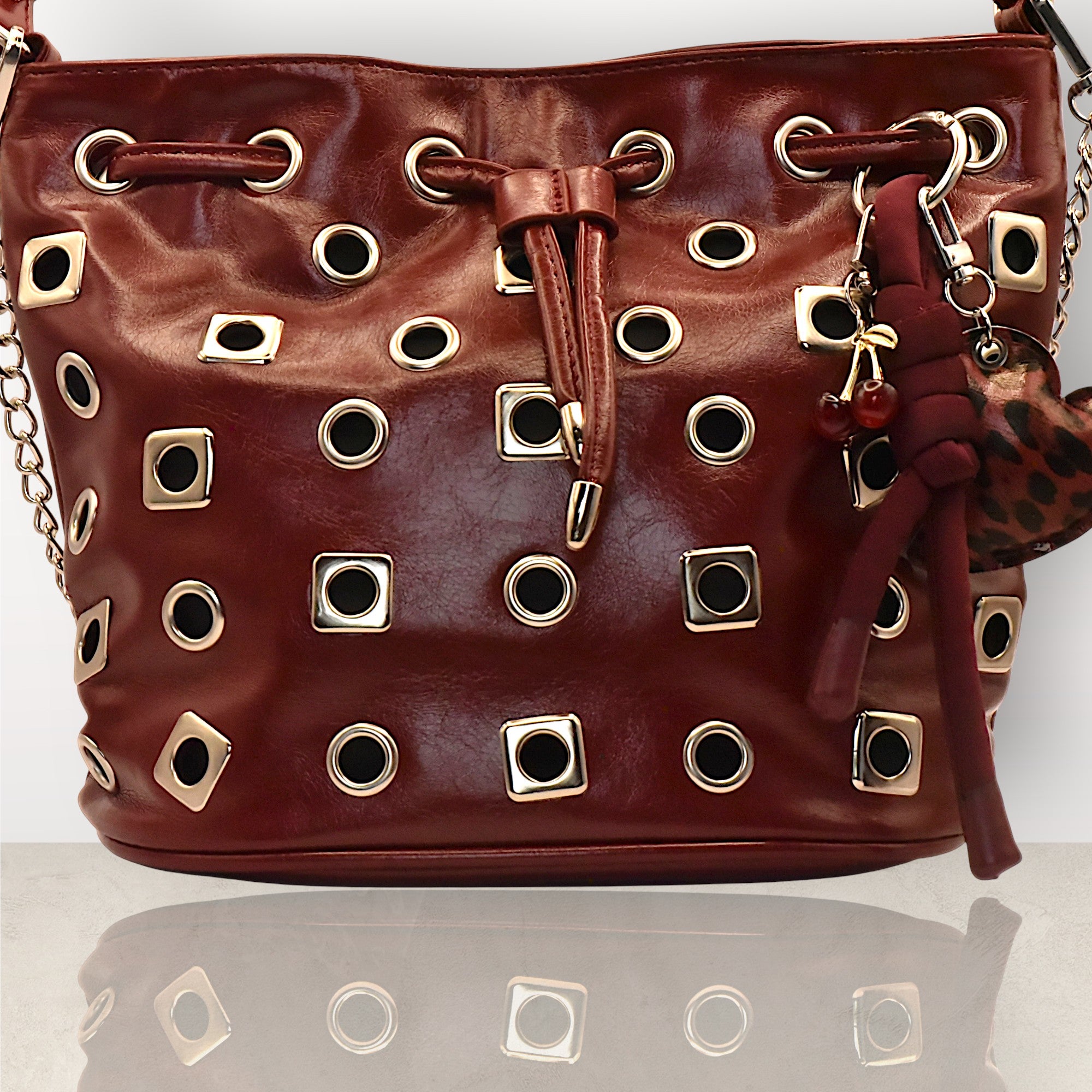 Ixe&Me I Sophia bolso burdeos bucket con hoyados y charms corazón, nudo y cereza