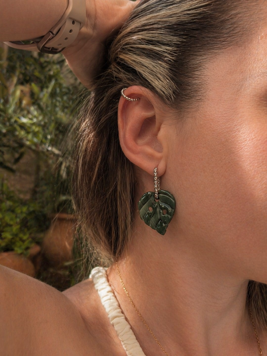 Pendientes charm hoja monstera y aro rectangular facetado de acero