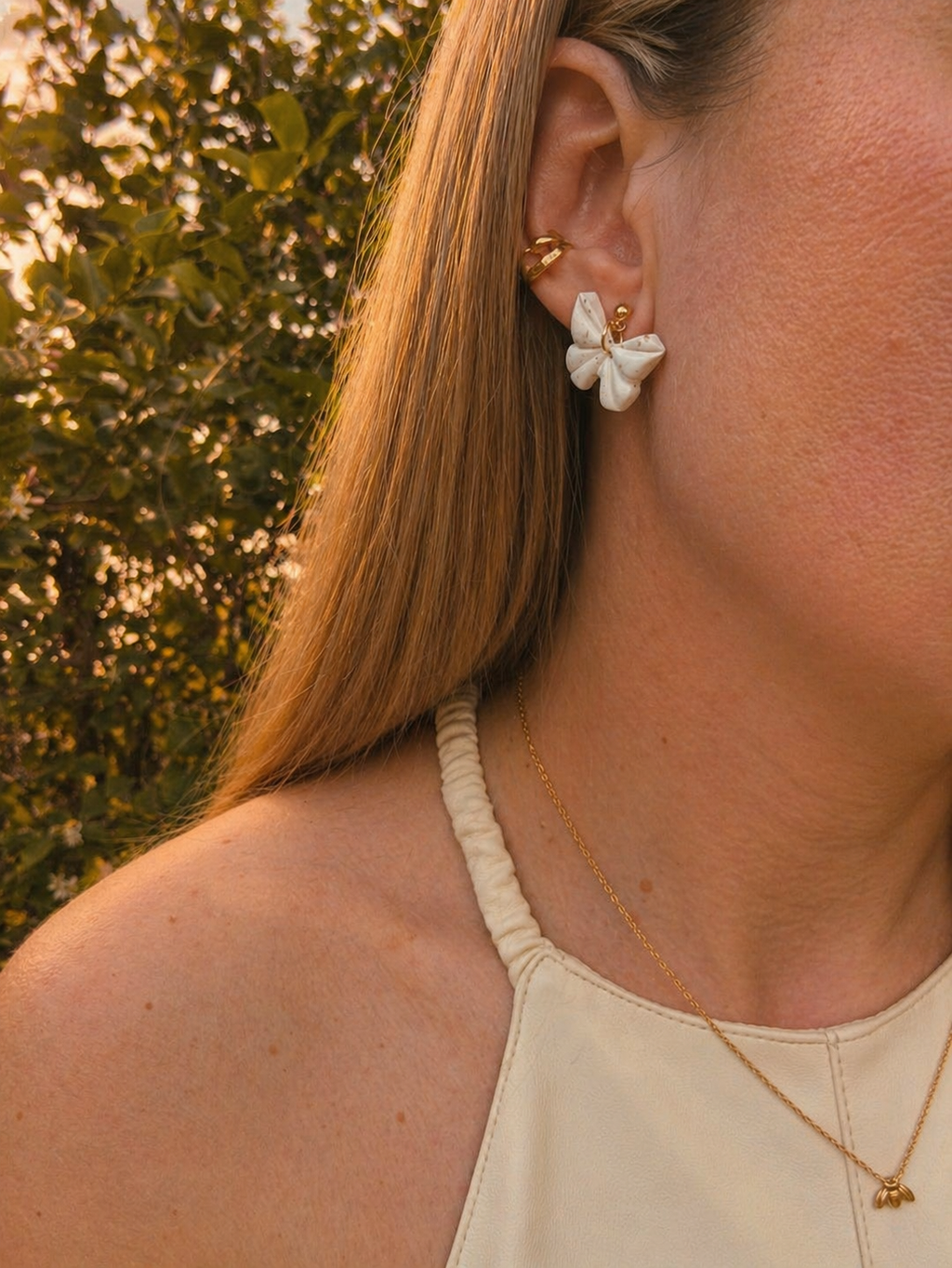 Conjunto de pendientes, colgante y charm mariposa blanca y acero quirúrgico