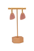 Pendientes de aro cuadrado facetado de acero y leaf charm