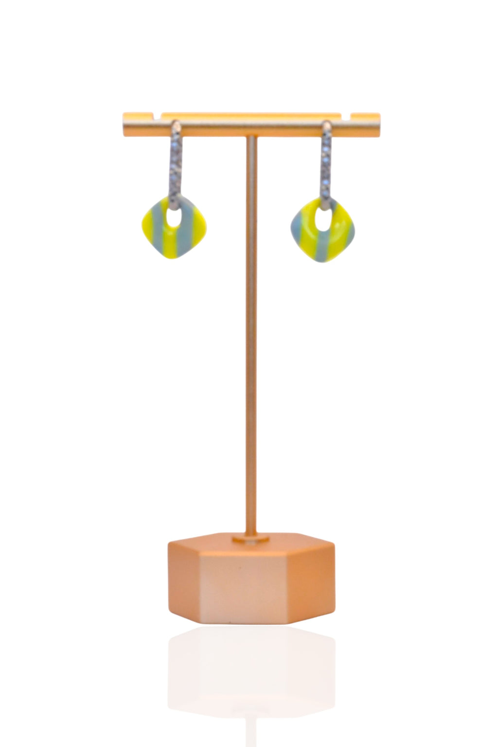 Pendiente charm geométrico de rayas y aro rectangular de acero