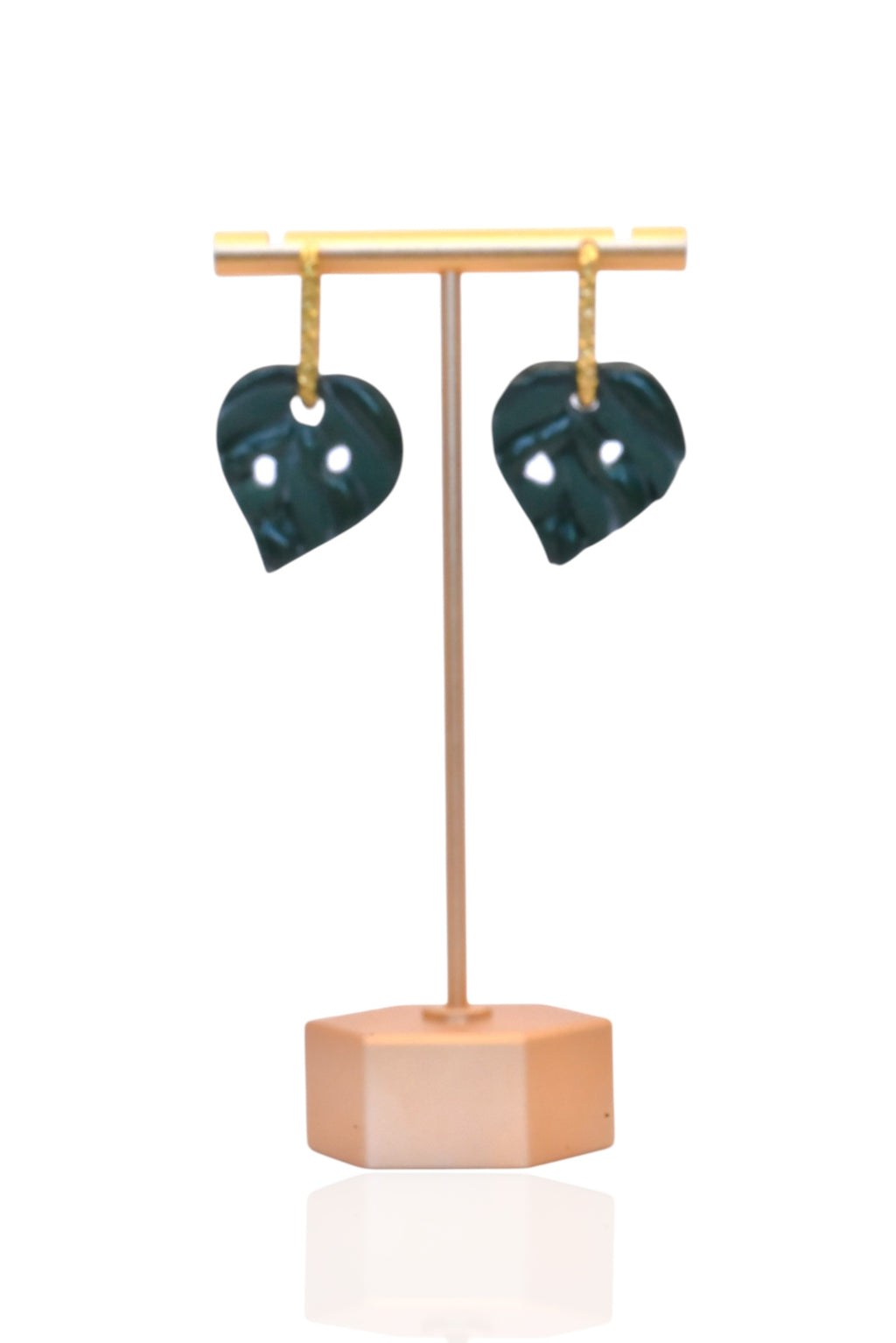 Pendientes charm hoja monstera y aro rectangular facetado de acero